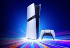 Console PlayStation 5 Pro et manette DualSense blanche sur fond bleu, illustrant la faille noyau Prolapse annoncée pour les firmwares 14.00 et 14.10 et corrigée par la mise à jour 14.20