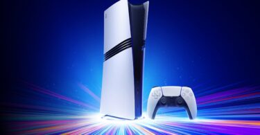 Console PlayStation 5 Pro et manette DualSense blanche sur fond bleu, illustrant la faille noyau Prolapse annoncée pour les firmwares 14.00 et 14.10 et corrigée par la mise à jour 14.20