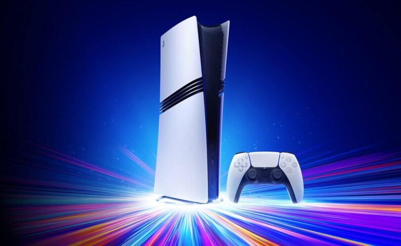 Console PlayStation 5 Pro et manette DualSense blanche sur fond bleu, illustrant la faille noyau Prolapse annoncée pour les firmwares 14.00 et 14.10 et corrigée par la mise à jour 14.20