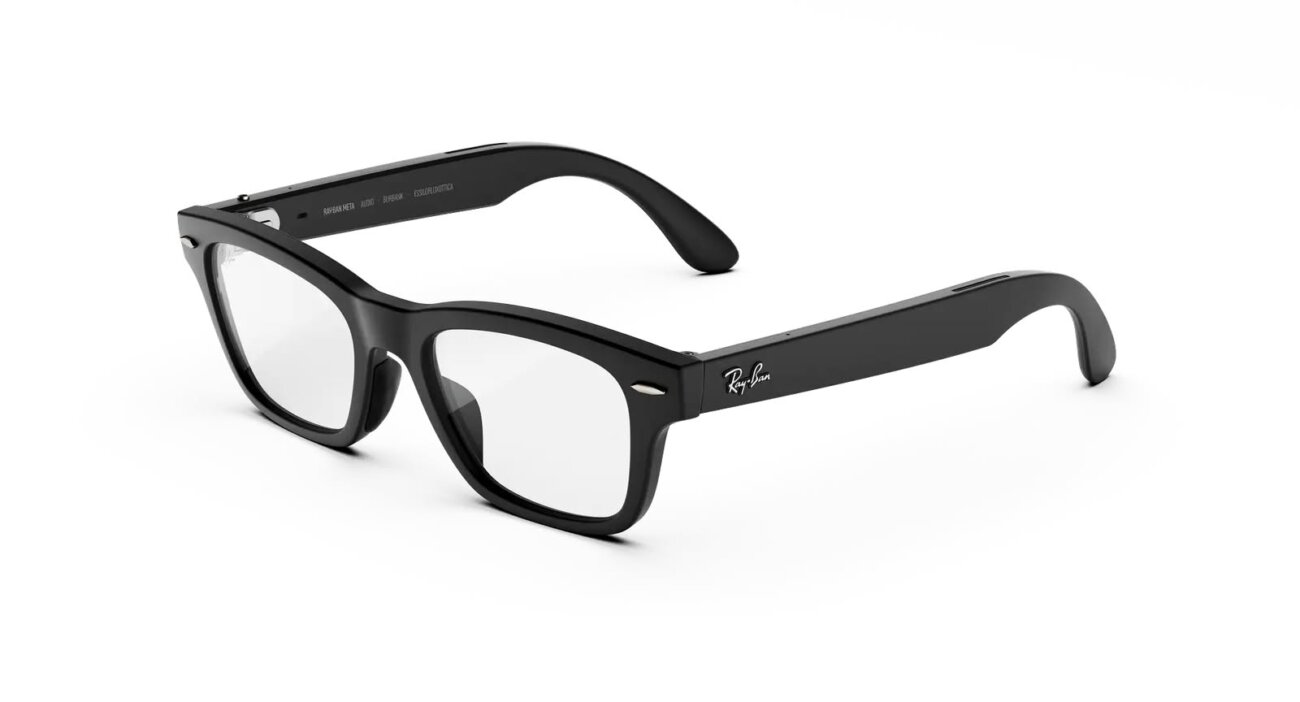 Lunettes connectées Ray-Ban Meta Audio Burbank vues de trois-quarts gauche, monture rectangulaire noir mat et verres transparents