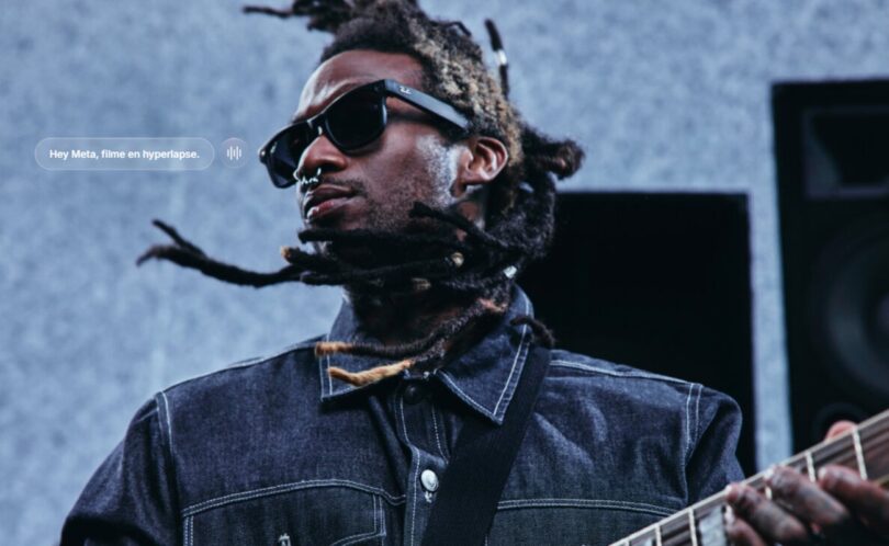 Musicien portant des lunettes connectées Ray-Ban Meta, avec la commande vocale Hey Meta, filme en hyperlapse affichée en français