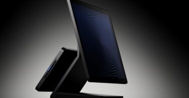 Caisse Revolut Register noire vue de profil sur fond sombre, avec son grand écran tactile côté commerçant et le second écran orienté vers le client