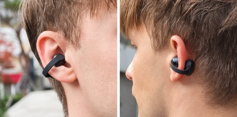 Gros plan de l'écouteur Samsung Galaxy Buds On clipsé sur l'oreille, vu de dos et de face, conduit auditif dégagé