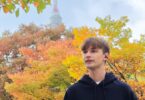 Homme portant les écouteurs ouverts à clip Samsung Galaxy Buds On noirs dans un parc en automne, conduit auditif libre