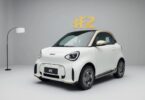 La smart #2 électrique deux places en finition Couture Edition, carrosserie blanche et toit doré, photographiée en studio de trois quarts avant