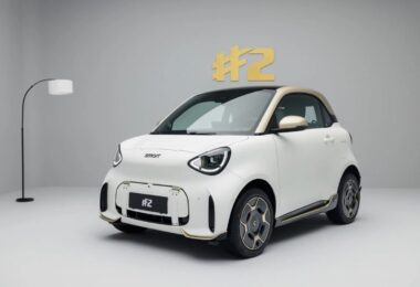 La smart #2 électrique deux places en finition Couture Edition, carrosserie blanche et toit doré, photographiée en studio de trois quarts avant