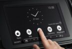 Autoradio 2 DIN Sony XAV-AX6000 à écran tactile de 6,95 pouces intégré dans un tableau de bord, interface traduite en français avec horloge, radio et réglages