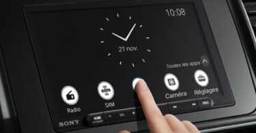 Autoradio 2 DIN Sony XAV-AX6000 à écran tactile de 6,95 pouces intégré dans un tableau de bord, interface traduite en français avec horloge, radio et réglages