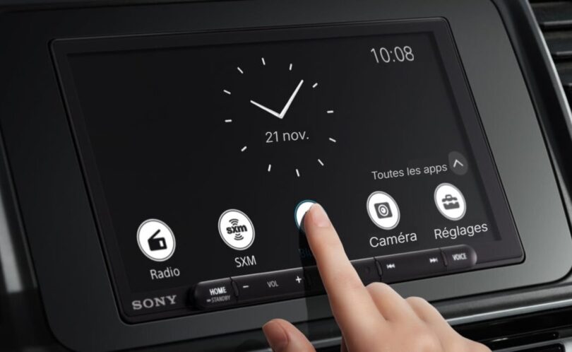 Autoradio 2 DIN Sony XAV-AX6000 à écran tactile de 6,95 pouces intégré dans un tableau de bord, interface traduite en français avec horloge, radio et réglages