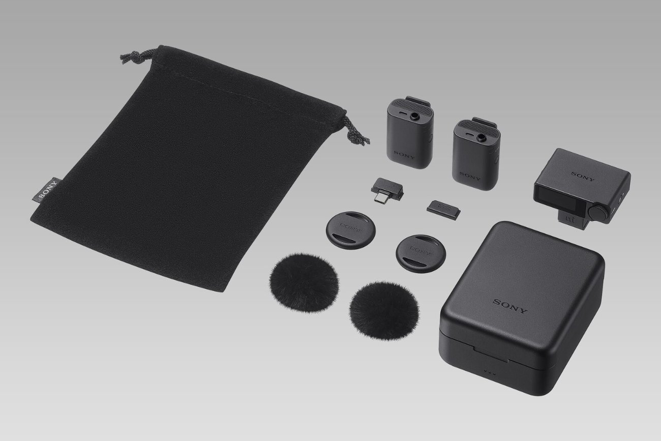 Contenu de la boîte du kit Sony ECM-W5 : deux émetteurs, récepteur, étui de charge, bonnettes, plaques magnétiques, adaptateurs et housse de transport