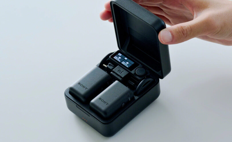 Kit de micros sans fil Sony ECM-W5 dans son étui de charge ouvert, avec les deux émetteurs noirs et le récepteur à écran, posé sur une table claire