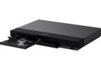 Le lecteur Blu-ray Ultra HD 4K Sony UBP-X700 noir, tiroir ouvert avec un disque, dernier lecteur Blu-ray 4K de Sony arrêté au Japon
