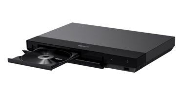 Le lecteur Blu-ray Ultra HD 4K Sony UBP-X700 noir, tiroir ouvert avec un disque, dernier lecteur Blu-ray 4K de Sony arrêté au Japon