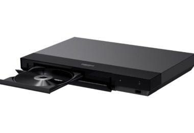 Le lecteur Blu-ray Ultra HD 4K Sony UBP-X700 noir, tiroir ouvert avec un disque, dernier lecteur Blu-ray 4K de Sony arrêté au Japon
