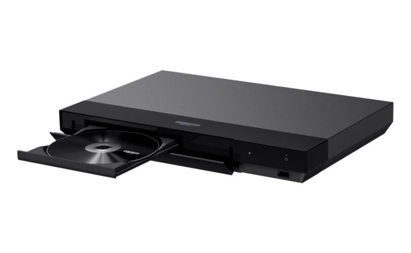 Le lecteur Blu-ray Ultra HD 4K Sony UBP-X700 noir, tiroir ouvert avec un disque, dernier lecteur Blu-ray 4K de Sony arrêté au Japon