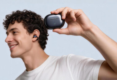 Homme portant un écouteur ouvert à clip Soundpeats CC3 Pro et tenant son boîtier de charge, visuel officiel Soundpeats