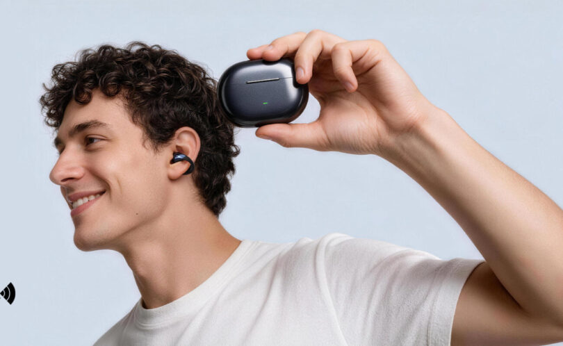 Homme portant un écouteur ouvert à clip Soundpeats CC3 Pro et tenant son boîtier de charge, visuel officiel Soundpeats