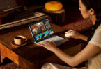 Femme utilisant la tablette Huawei MatePad Pro 12 (2026) posée sur son clavier Glide Keyboard pour du montage vidéo, sur une table basse en bois