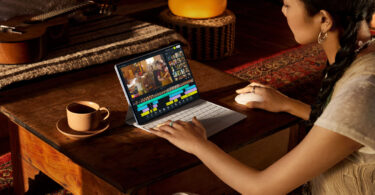 Femme utilisant la tablette Huawei MatePad Pro 12 (2026) posée sur son clavier Glide Keyboard pour du montage vidéo, sur une table basse en bois