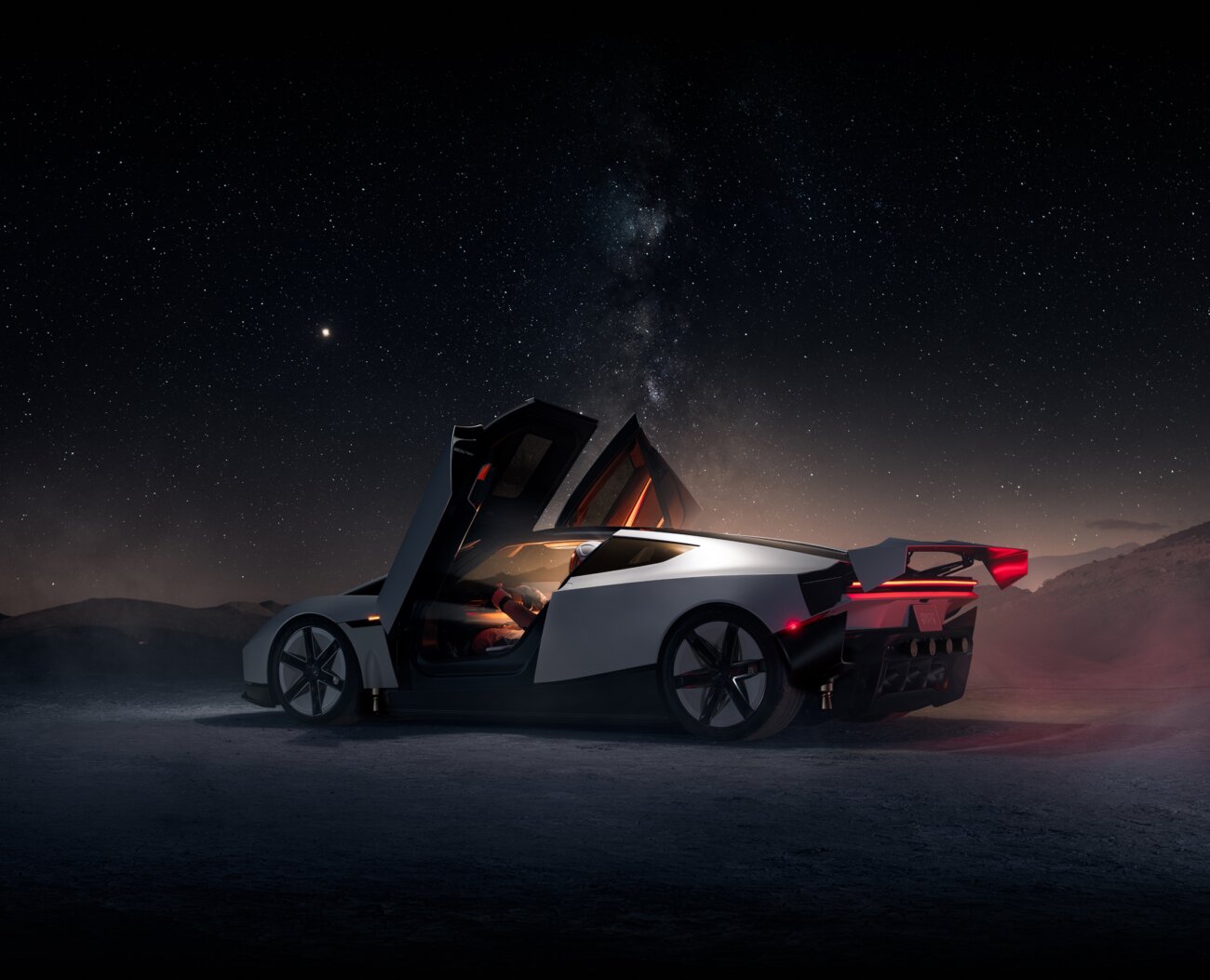 Tesla Roadster vu de trois quarts arrière, portes ouvertes en élytre, grand aileron arrière et feu rouge sur toute la largeur, sous un ciel étoilé