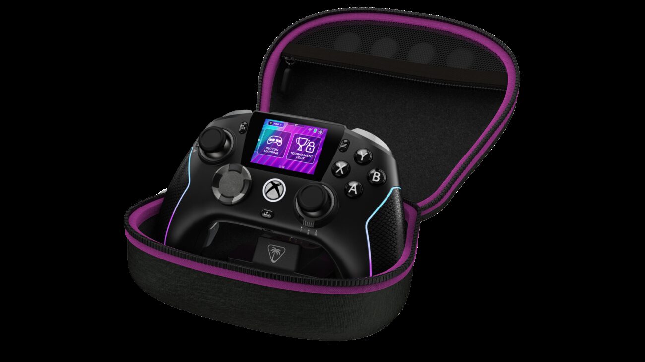 La manette Turtle Beach Stealth Ultra II rangée dans son étui de transport rigide fourni, qui permet de la recharger sans la sortir