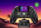 La manette sans fil Turtle Beach Stealth Ultra II pour Xbox et PC posée devant son dock de charge, avec son écran tactile intégré et ses éclairages RGB