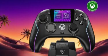 La manette sans fil Turtle Beach Stealth Ultra II pour Xbox et PC posée devant son dock de charge, avec son écran tactile intégré et ses éclairages RGB