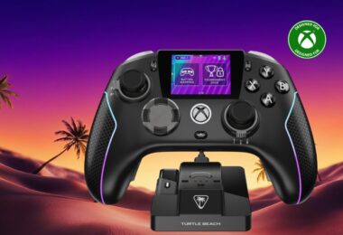 La manette sans fil Turtle Beach Stealth Ultra II pour Xbox et PC posée devant son dock de charge, avec son écran tactile intégré et ses éclairages RGB