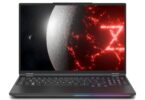 Ordinateur portable gamer Tuxedo Stellaris 16 Gen 8 ouvert vu de face, écran 16 pouces affichant un fond d'écran rouge et noir, clavier avec pavé numérique et liseré lumineux