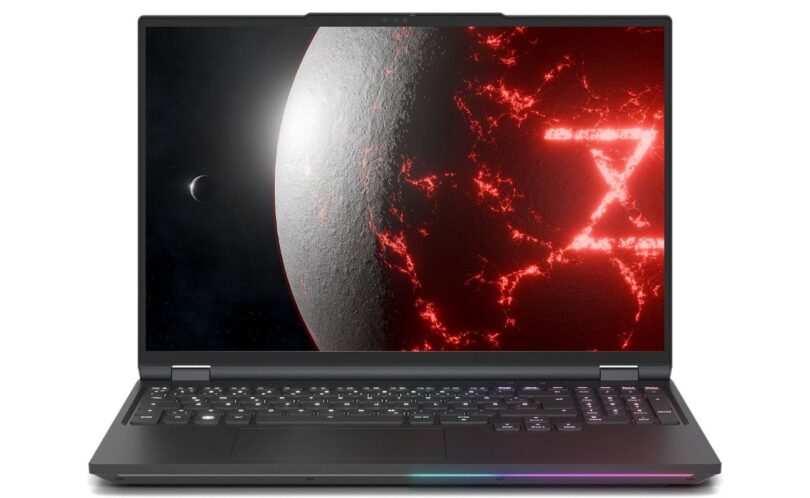 Ordinateur portable gamer Tuxedo Stellaris 16 Gen 8 ouvert vu de face, écran 16 pouces affichant un fond d'écran rouge et noir, clavier avec pavé numérique et liseré lumineux