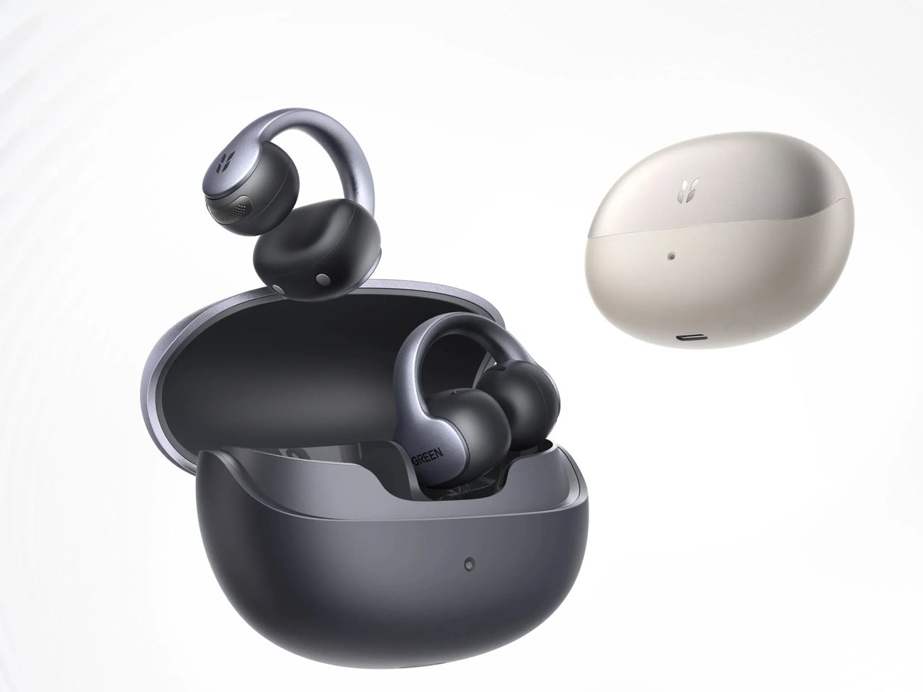 Boîtier de charge ouvert des UGREEN ClipBuds Pro2 gris sidéral avec un écouteur ouvert en place et l'autre au-dessus, à côté du boîtier fermé coloris or champagne avec port USB-C