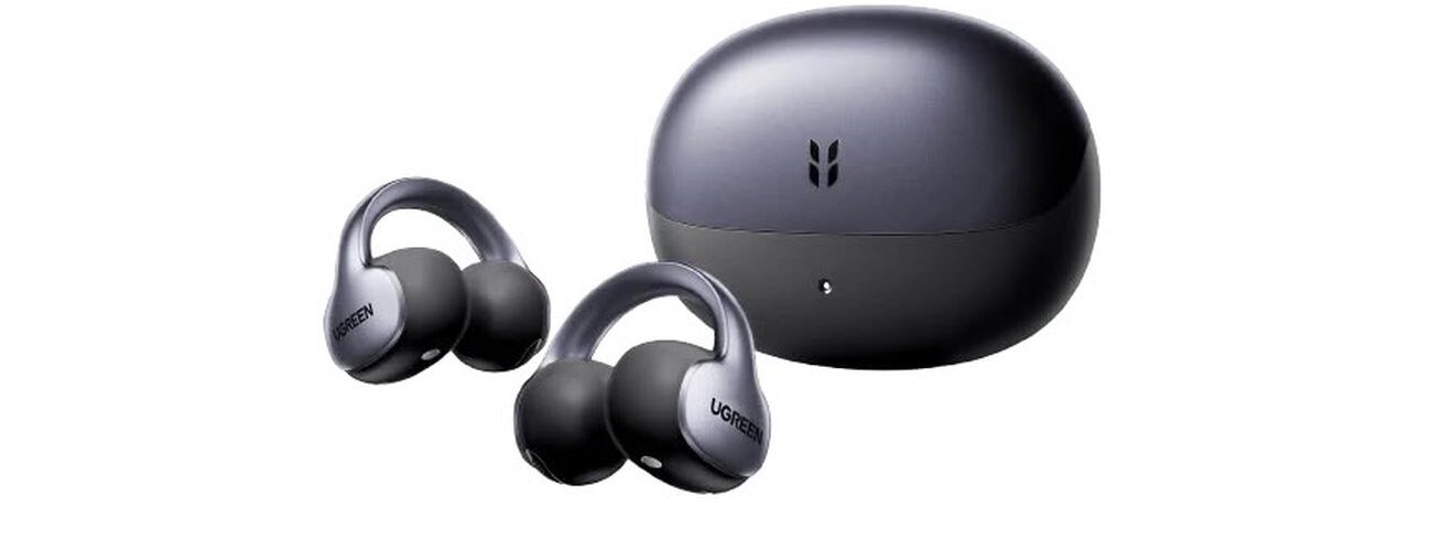 Écouteurs ouverts à clip UGREEN ClipBuds Pro2 coloris gris avec arceau en C en titane à mémoire de forme, posés devant leur boîtier de charge ovale gris sidéral sur fond blanc