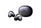 Écouteurs ouverts à clip UGREEN ClipBuds Pro2 coloris gris avec arceau en C en titane à mémoire de forme, posés devant leur boîtier de charge ovale gris sidéral sur fond blanc