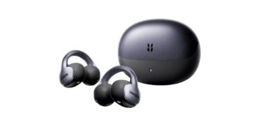 Écouteurs ouverts à clip UGREEN ClipBuds Pro2 coloris gris avec arceau en C en titane à mémoire de forme, posés devant leur boîtier de charge ovale gris sidéral sur fond blanc