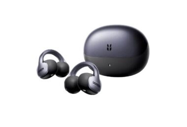 Écouteurs ouverts à clip UGREEN ClipBuds Pro2 coloris gris avec arceau en C en titane à mémoire de forme, posés devant leur boîtier de charge ovale gris sidéral sur fond blanc