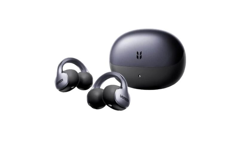 Écouteurs ouverts à clip UGREEN ClipBuds Pro2 coloris gris avec arceau en C en titane à mémoire de forme, posés devant leur boîtier de charge ovale gris sidéral sur fond blanc