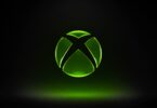 Logo Xbox vert lumineux sur fond noir, illustration de l'arrivée des heures de jeu cloud payantes sans abonnement Game Pass sur Xbox Cloud Gaming