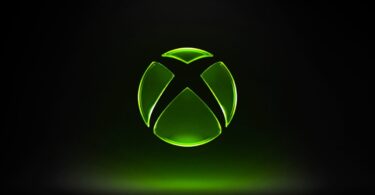 Logo Xbox vert lumineux sur fond noir, illustration de l'arrivée des heures de jeu cloud payantes sans abonnement Game Pass sur Xbox Cloud Gaming