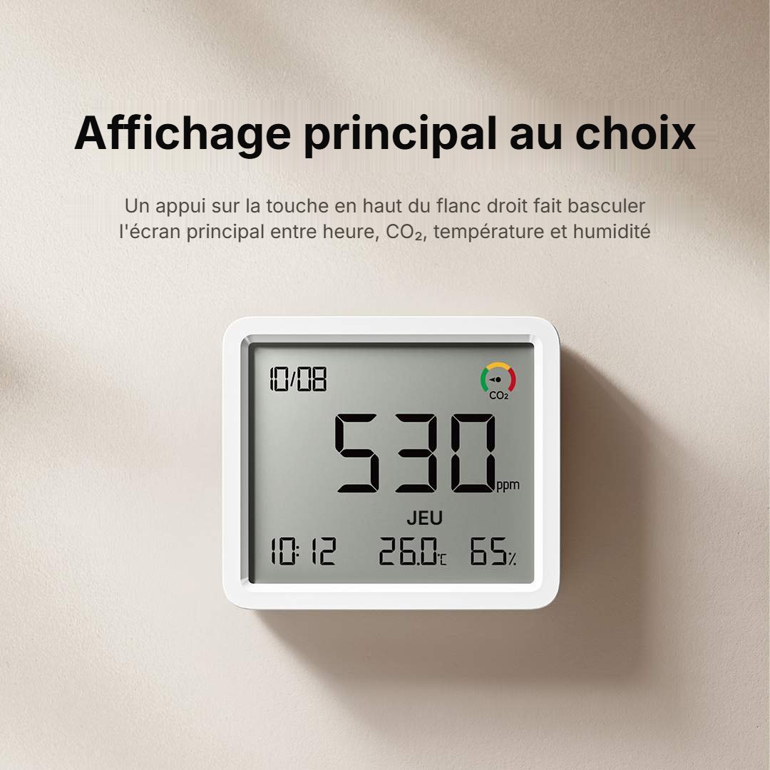 Xiaomi Monitor 3 Pro fixé au mur, affichage principal réglé sur le CO2 à 530 ppm, avec l'heure, la température et l'humidité en bas de l'écran