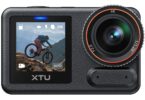La caméra d'action XTU S7 Pro Max vue de face, avec son objectif grand angle de 158 degrés et son écran avant de 1,4 pouce, sur fond blanc