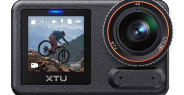 La caméra d'action XTU S7 Pro Max vue de face, avec son objectif grand angle de 158 degrés et son écran avant de 1,4 pouce, sur fond blanc