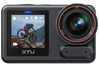 La caméra d'action XTU S7 Pro Max vue de face, avec son objectif grand angle de 158 degrés et son écran avant de 1,4 pouce, sur fond blanc