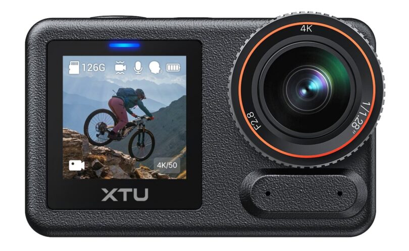 La caméra d'action XTU S7 Pro Max vue de face, avec son objectif grand angle de 158 degrés et son écran avant de 1,4 pouce, sur fond blanc